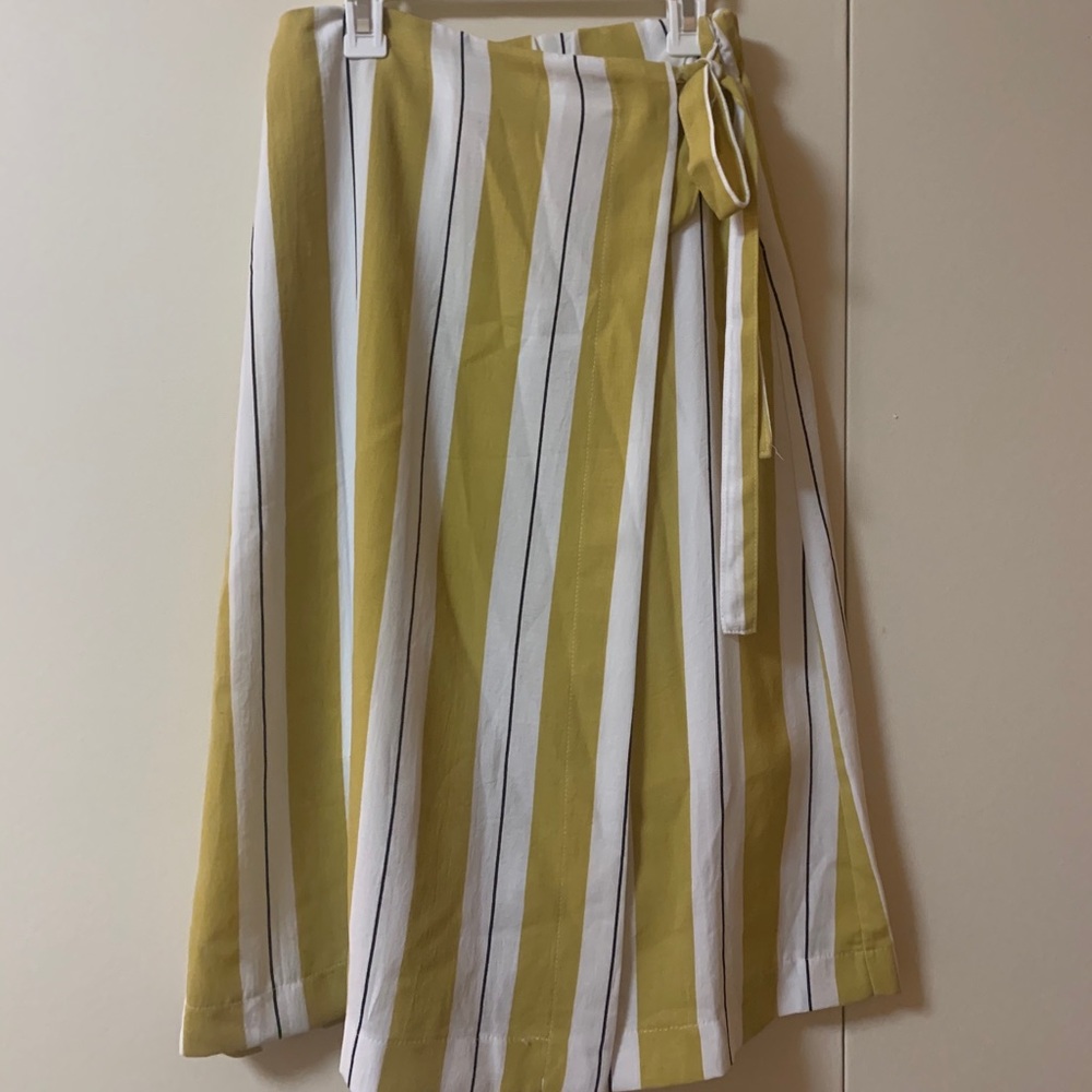Medium Wrap Around Stripped Yellow Skirt